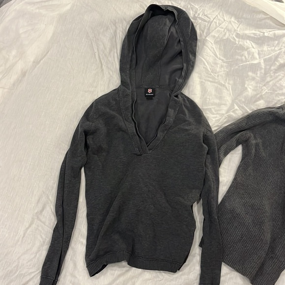 100% Cotton Grey knit long sleeve bundle - Picture 2 of 5